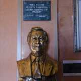 Ci accoglie in una stanza dove sono presenti oltre a diverse fotografie di famiglia, anche un busto in oro che lo raffigura